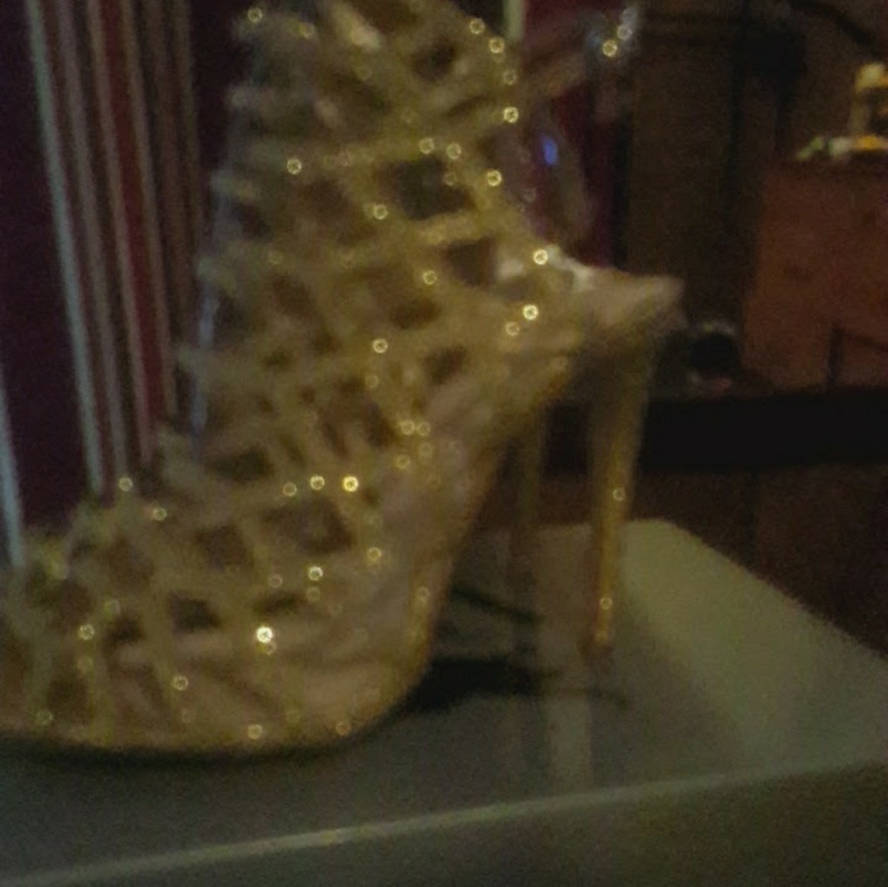 Shoes - Picture 5 of 6